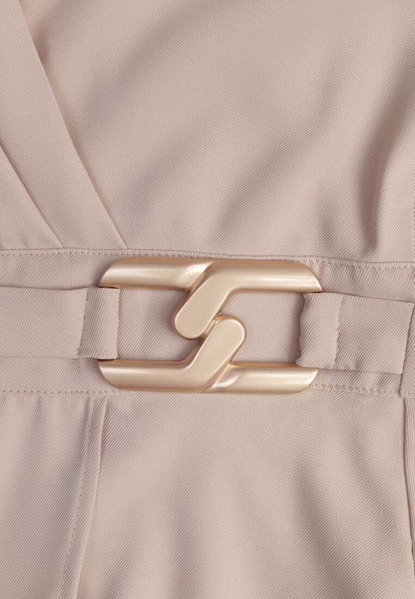 Renee - Beżowa Elegancka Sukienka o Kopertowym Kroju Zdobiona Aplikacją w Talii Zilendra. Kolor: beżowy. Wzór: aplikacja. Typ sukienki: kopertowe. Styl: elegancki