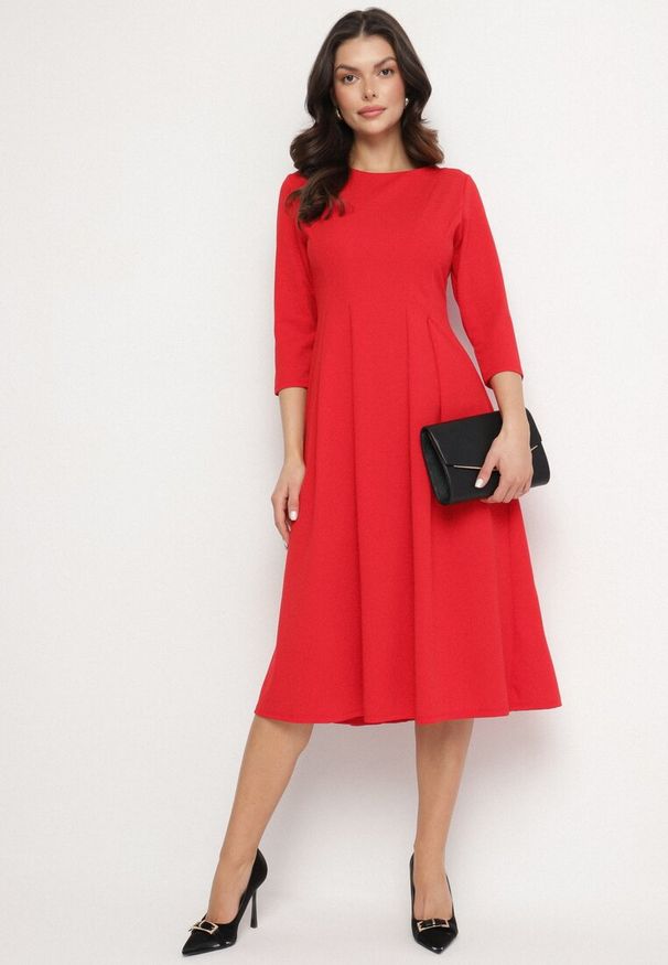 Born2be - Czerwona Rozkloszowana Sukienka Ozdobiona Przeszyciami Reamira. Okazja: na co dzień. Typ kołnierza: dekolt w łódkę. Kolor: czerwony. Wzór: aplikacja. Styl: elegancki, casual