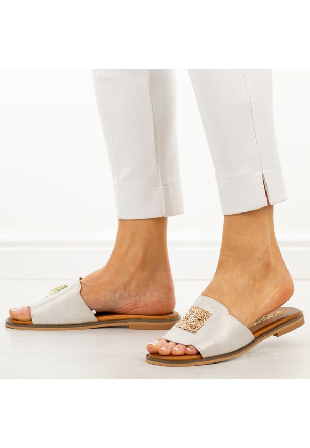 Złote skórzane płaskie klapki damskie Cambell 19454. Okazja: na co dzień. Kolor: złoty. Materiał: skóra. Wzór: aplikacja. Sezon: wiosna, lato. Obcas: na płaskiej podeszwie. Styl: elegancki, casual