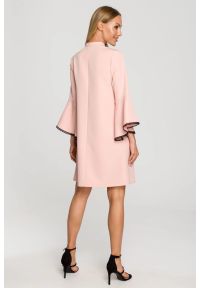 MOE - Elegancka sukienka trapezowa z bufiastymi rękawami pudrowa. Typ sukienki: trapezowe. Styl: elegancki #2
