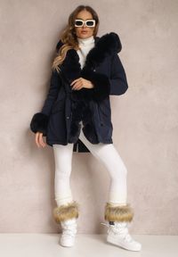 Renee - Granatowa Kurtka Parka z Futerkiem i Szerokim Kapturem Florion. Okazja: na co dzień. Kolor: niebieski. Materiał: futro. Wzór: aplikacja. Sezon: zima. Styl: casual #4