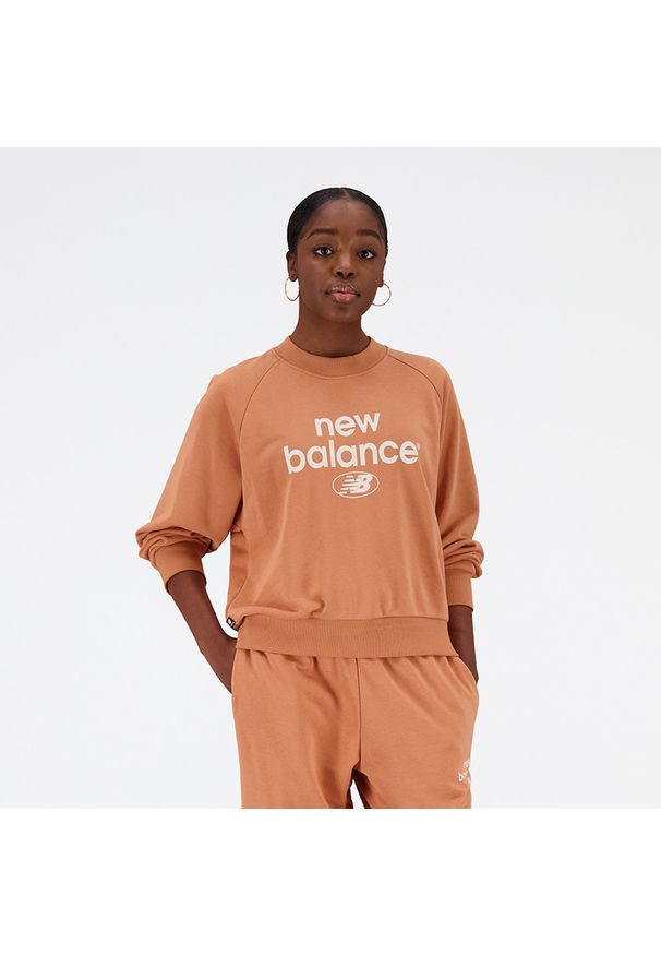Bluza damska New Balance WT31508SEI – brązowa. Kolor: brązowy. Materiał: bawełna, poliester, prążkowany, materiał, dresówka. Wzór: napisy