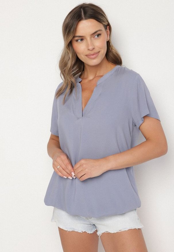 Born2be - Niebieska Wiskozowa Bluzka z Trójkątnym Dekoltem Adnoria. Okazja: na spotkanie biznesowe, do pracy. Kolor: niebieski. Materiał: wiskoza. Styl: biznesowy, elegancki