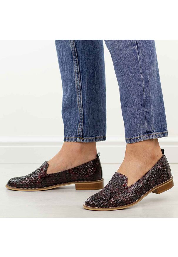 DEONI - Bordowe ażurowe skórzane Polskie półbuty damskie Deoni d043. Kolor: czerwony. Materiał: skóra. Szerokość cholewki: normalna. Wzór: ażurowy. Sezon: wiosna, lato. Obcas: na obcasie. Styl: klasyczny. Wysokość obcasa: niski