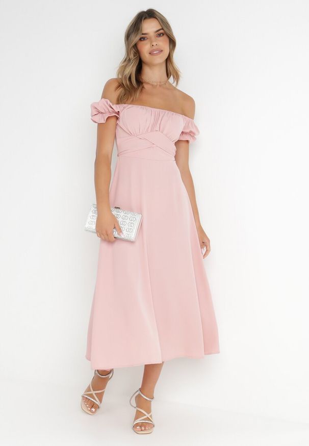 Born2be - Różowa Sukienka Midi z Dekoltem Carmen i Bufiastymi Rękawkami Amarhis. Okazja: na imprezę, na co dzień. Typ kołnierza: typu carmen. Kolor: różowy. Wzór: aplikacja. Typ sukienki: proste. Długość rękawa: krótki rękaw. Sezon: lato. Styl: casual, klasyczny, elegancki. Długość: midi