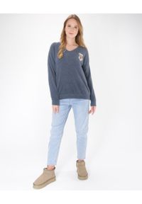 Unisono - Szary dzianinowy sweter. Okazja: na co dzień. Typ kołnierza: dekolt w serek. Kolekcja: plus size. Kolor: szary. Materiał: dzianina. Długość rękawa: długi rękaw. Długość: długie. Wzór: aplikacja. Styl: casual