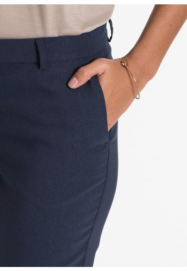 bonprix - Spodnie ze stretchem. Kolor: niebieski. Styl: elegancki