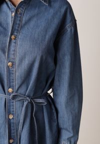 Born2be - Niebieska Koszulowa Sukienka Jeansowa z Bawełną Ozdobiona Paskiem Carenatesa. Okazja: na co dzień. Kolor: niebieski. Materiał: bawełna, jeans. Wzór: aplikacja. Typ sukienki: koszulowe. Styl: casual, klasyczny #8