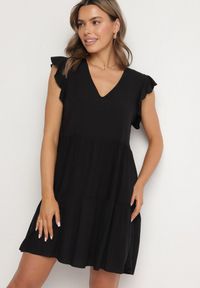 Born2be - Czarna Rozkloszowana Sukienka z Bawełny Ozdobiona Falbankami Natiriane. Okazja: na co dzień. Typ kołnierza: kołnierz z falbankami. Kolor: czarny. Materiał: bawełna. Wzór: aplikacja. Sezon: wiosna, lato. Styl: casual, elegancki #1