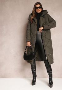 Renee - Ciemnozielona Pikowana Kurtka Płaszcz za Kolano z Kapturem Kinassan. Typ kołnierza: kaptur. Kolor: zielony. Wzór: geometria #5