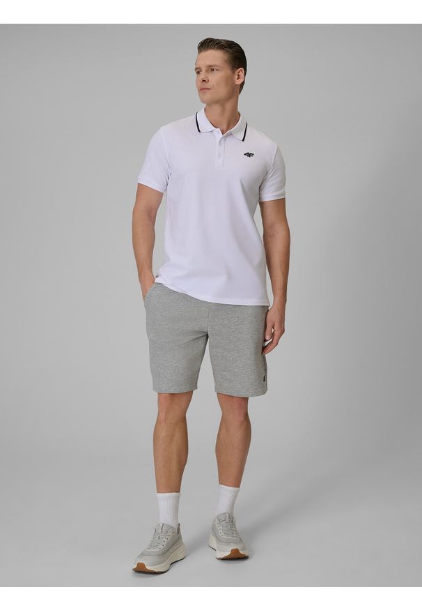 4f - 4F Koszulka polo regular męska - biała S. Okazja: na spacer, na co dzień, do pracy. Typ kołnierza: polo. Kolor: biały. Materiał: dzianina, skóra, materiał. Styl: casual, klasyczny
