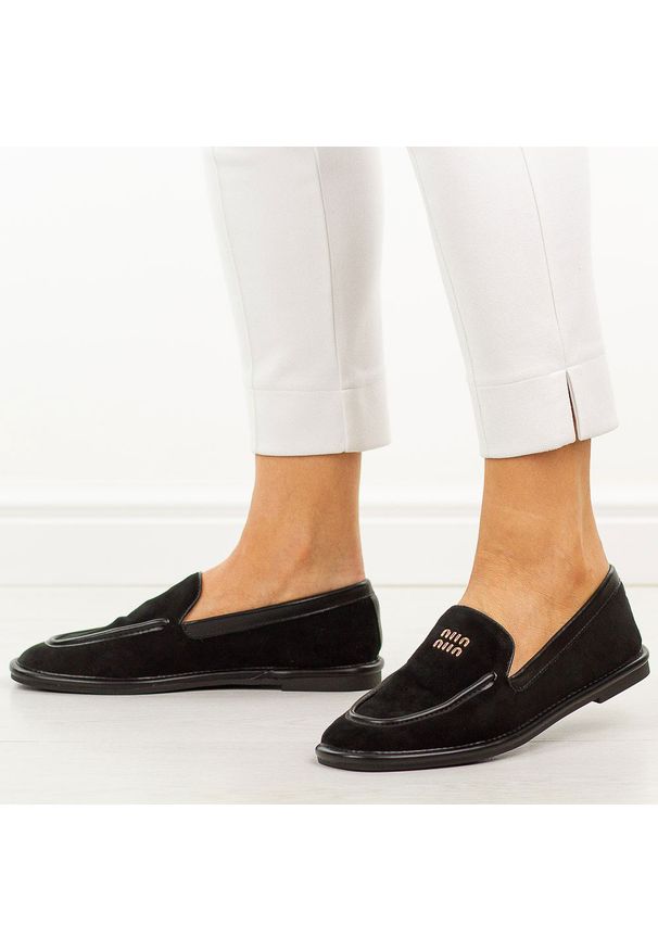 Czarne mokasyny damskie Vinceza 62271. Okazja: na co dzień. Kolor: beżowy. Materiał: zamsz. Szerokość cholewki: normalna. Sezon: wiosna, lato. Styl: casual, klasyczny, elegancki