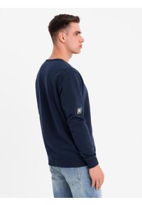 Ombre Clothing - Bluza męska z ozdobnymi zamkami z przodu – granatowa V2 - Rozmiar: M. Okazja: na co dzień. Kolor: niebieski. Materiał: dresówka, poliester, bawełna. Wzór: aplikacja. Styl: casual #3
