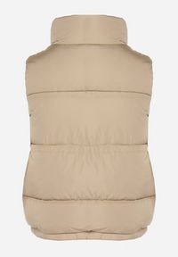 Born2be - Ciemnobeżowa Pikowana Kamizelka z Ozdobną Podszewką Olianela. Okazja: na co dzień, na spacer. Kolor: beżowy. Materiał: jeans. Wzór: aplikacja. Styl: casual, elegancki #4