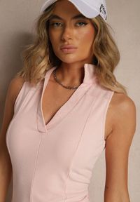 Renee - Jasnoróżowa Sukienka z Bawełny z Trójkątnym Dekoltem i Kołnierzykiem Siluvia. Okazja: na co dzień. Kolor: różowy. Materiał: bawełna. Typ sukienki: proste. Styl: casual #5