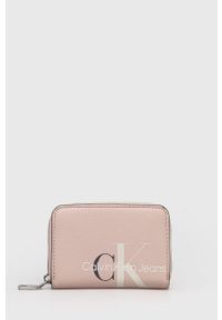 Calvin Klein Jeans Portfel damski kolor różowy. Kolor: różowy. Materiał: materiał. Wzór: gładki