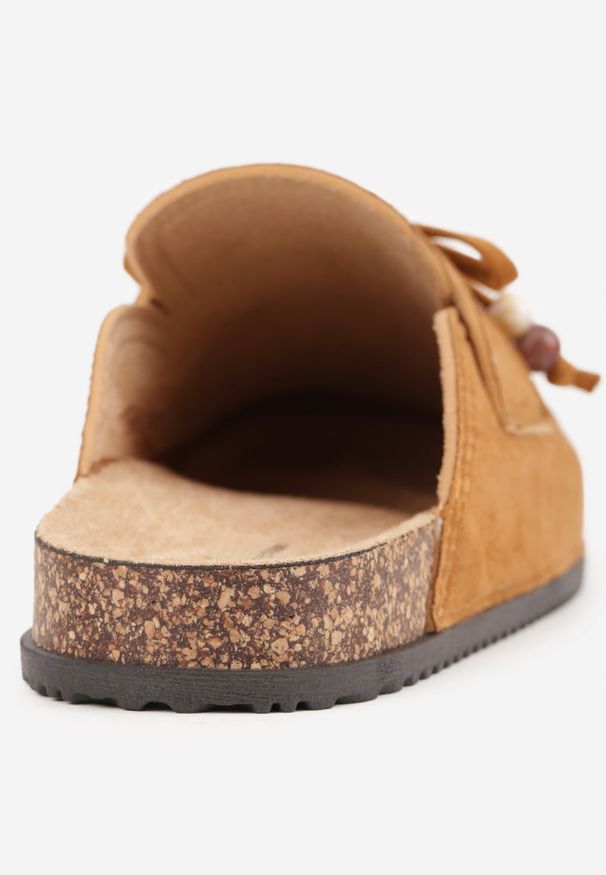 Renee - Jasnobrązowe Klapki Mule na Płaskiej Podeszwie z Frędzlami Kokardą i Koralikami Zinriara. Okazja: na co dzień. Nosek buta: otwarty. Kolor: brązowy. Materiał: jeans. Wzór: haft, aplikacja. Obcas: na płaskiej podeszwie. Styl: boho, casual, elegancki