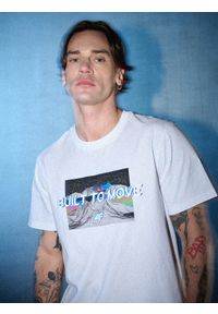 4f - 4F T-shirt regular z nadrukiem męski - biały M. Okazja: na co dzień. Kolor: biały. Materiał: materiał. Wzór: nadruk. Styl: casual, sportowy #1