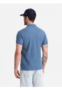 Ombre Clothing - Jednokolorowa koszulka polo męska BASIC z dzianiny pique - niebieska V16 - Rozmiar: S. Okazja: na co dzień. Typ kołnierza: polo. Kolor: niebieski. Materiał: dzianina. Wzór: haft, aplikacja, jednolity. Styl: sportowy, wizytowy, casual #5