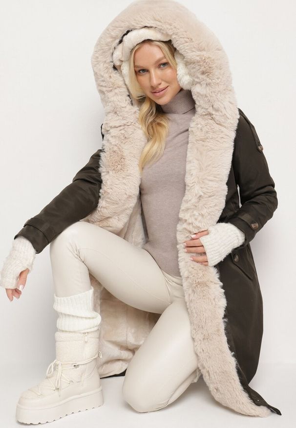 Born2be - Ciemnozielona Nylonowa Kurtka Parka Płaszcz Ozdobiona Futerkiem Faelana. Okazja: do pracy, na spacer, na co dzień, na spotkanie biznesowe. Kolor: zielony. Materiał: futro, nylon. Wzór: aplikacja. Styl: casual, biznesowy