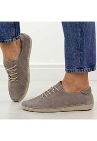 Taupe ażurowe skórzane półbuty damskie S.Barski 7080. Okazja: na co dzień. Zapięcie: sznurówki. Materiał: zamsz, skóra. Szerokość cholewki: normalna. Wzór: ażurowy. Sezon: wiosna, jesień, lato. Styl: casual, elegancki, klasyczny #1