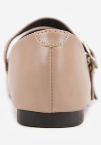 Born2be - Ciemnobeżowe Rockowe Balerinki Vices z Paseczkami i Klamrami Kikiella. Okazja: na co dzień. Zapięcie: klamry. Kolor: beżowy. Styl: rockowy #5