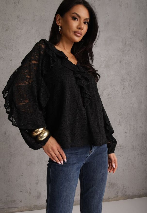 Renee - Czarna Koronkowa Bluzka z Falbankami Sewrana. Typ kołnierza: kołnierz z falbankami. Kolor: czarny. Materiał: koronka. Styl: elegancki