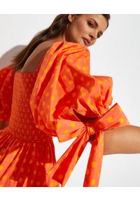 CAROLINE CONSTAS - Pomarańczowa sukienka mini w groszki Finley. Typ kołnierza: dekolt kwadratowy. Kolor: pomarańczowy. Materiał: bawełna. Wzór: grochy. Typ sukienki: dopasowane. Długość: mini #5