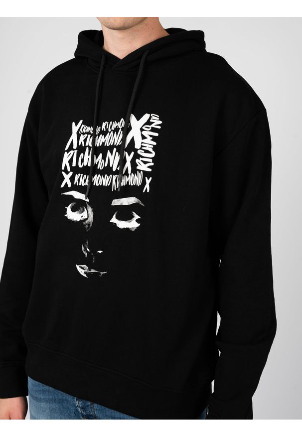 John Richmond Bluza | UMA24140FE | Mężczyzna | Czarny. Okazja: na co dzień. Typ kołnierza: kaptur. Kolor: czarny. Materiał: bawełna, poliester. Wzór: nadruk. Styl: casual