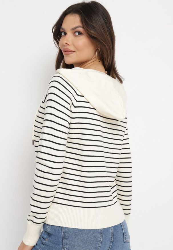 Born2be - Beżowy Wiskozowy Kardigan w Paski z Kapturem Alaneil. Typ kołnierza: kaptur. Kolor: beżowy. Materiał: wiskoza. Wzór: paski