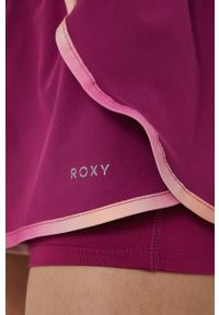 Roxy szorty treningowe Sun Comes Up damskie kolor fioletowy z nadrukiem high waist. Stan: podwyższony. Kolor: fioletowy. Materiał: materiał, włókno, tkanina, dzianina. Wzór: nadruk