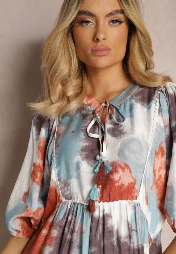 Renee - Beżowa Sukienka w Stylu Boho z Krótkim Rękawem z Falbanką i Rękawem 3/4 Valendra. Okazja: na co dzień, na imprezę. Typ kołnierza: dekolt w serek. Kolekcja: plus size. Kolor: biały. Typ sukienki: dla puszystych. Materiał: materiał. Długość rękawa: krótki rękaw. Sezon: lato. Styl: boho