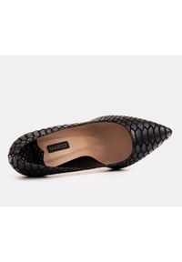 Marco Shoes Eleganckie czółenka z zamszu powlekanym wzorkiem wężowym czarne. Kolor: czarny. Materiał: zamsz. Styl: elegancki