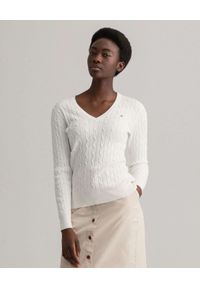 GANT - Biały sweter o warkoczowym splocie Slim Fit. Kolor: biały. Długość rękawa: długi rękaw. Długość: długie. Wzór: ze splotem. Styl: klasyczny