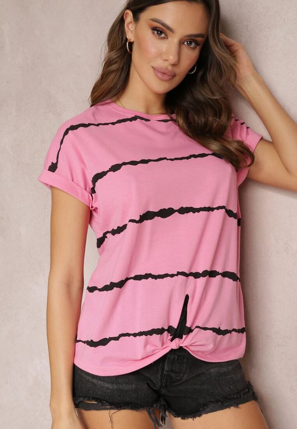 Renee - Różowy T-shirt Tie Dye z Ozdobnym Wiązaniem i Krótkim Rękawem Lilou. Kolor: różowy. Materiał: jeans, tkanina. Długość rękawa: krótki rękaw. Długość: krótkie