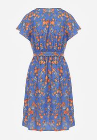 Renee - Niebieska Wiskozowa Sukienka Midi w Kwiaty z Gumką w Pasie i Materiałowym Paskiem Aidenia. Kolor: niebieski. Materiał: materiał, wiskoza. Wzór: kwiaty. Typ sukienki: kopertowe. Długość: midi #4