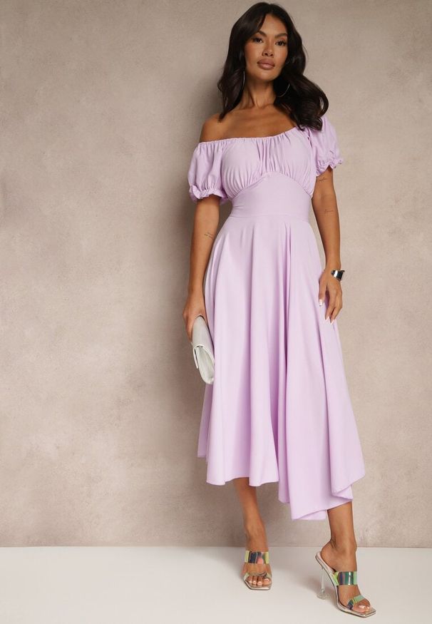 Renee - Fioletowa Sukienka Hiszpanka z Bawełną Ozdobiona Bufkami Lunoria. Okazja: na co dzień. Typ kołnierza: dekolt hiszpanka. Kolor: fioletowy. Materiał: bawełna. Wzór: aplikacja. Sezon: lato. Typ sukienki: proste. Styl: casual