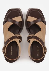 Renee - Ciemnobeżowe Sandały na Platformie i Koturnie z Geometryczną Cholewką i Nitami Amanome. Zapięcie: sprzączka. Kolor: beżowy. Wzór: geometria. Sezon: wiosna, lato. Obcas: na koturnie #6