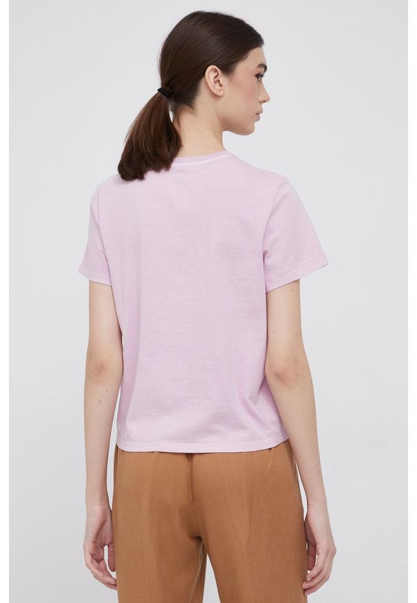 Levi's® - Levi's T-shirt bawełniany kolor fioletowy. Okazja: na co dzień, na spotkanie biznesowe. Kolor: fioletowy. Materiał: bawełna. Wzór: aplikacja. Styl: biznesowy, casual
