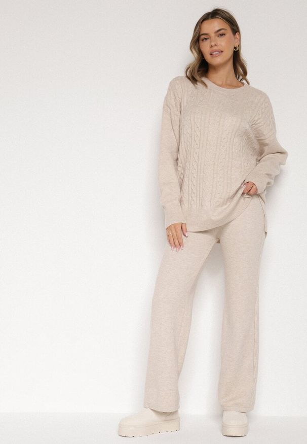 Born2be - Jasnobeżowy Komplet Dzianinowy z Bawełną i Wełną Spodnie i Warkoczowy Sweter Errela. Kolor: beżowy. Materiał: dzianina, bawełna, wełna