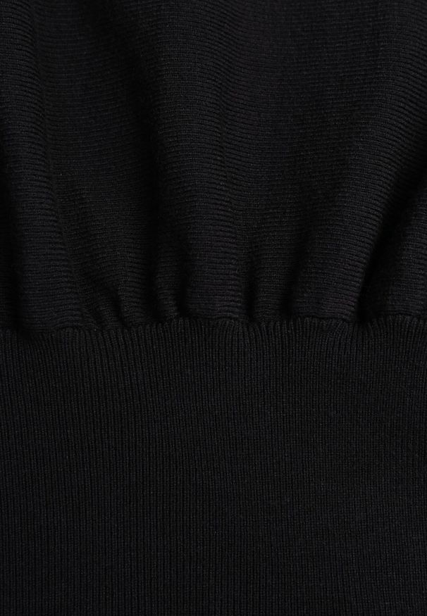 Born2be - Czarna Dzianinowa Sukienka z Wiskozą o Nietoperzowym Kroju z Dekoltem w Łódkę Tisan. Okazja: na co dzień, na spotkanie biznesowe. Typ kołnierza: dekolt w łódkę. Kolor: czarny. Materiał: dzianina, wiskoza. Styl: casual, biznesowy