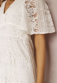 Renee - Biała Sukienka Corelaia. Kolor: biały. Materiał: koronka. Długość rękawa: krótki rękaw. Styl: klasyczny. Długość: midi