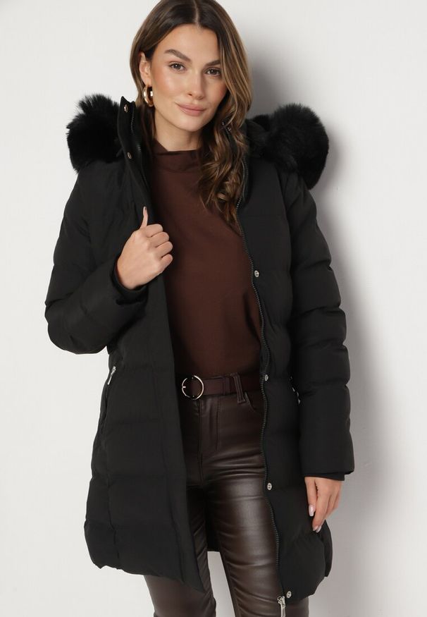 Born2be - Czarna Pikowana Kurtka z Paskiem w Talii i Kapturem Daicy. Okazja: na co dzień. Kolor: czarny. Materiał: jeans. Styl: klasyczny, casual, elegancki