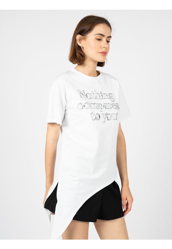Silvian Heach T-Shirt | GPP23020TS | Kobieta | Biały. Okazja: na co dzień. Kolor: biały. Materiał: bawełna. Długość rękawa: krótki rękaw. Długość: krótkie. Wzór: napisy. Styl: casual