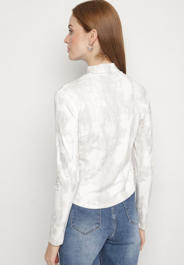 Born2be - Biała Bluzka z Długim Rękawem i Stójką Marszczona w Talii Ralendia. Okazja: na co dzień. Typ kołnierza: kołnierzyk stójkowy. Kolor: biały. Materiał: jeans. Długość rękawa: długi rękaw. Długość: długie. Styl: klasyczny, casual, elegancki