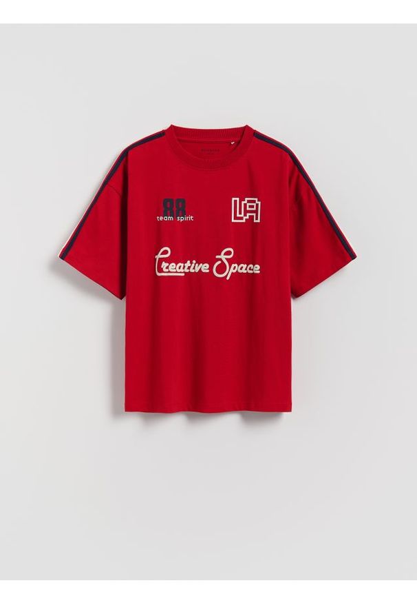 Reserved - Bawełniany t-shirt z nadrukami - czerwony. Kolor: czerwony. Materiał: bawełna. Wzór: nadruk