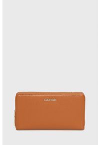Calvin Klein Portfel damski kolor brązowy. Kolor: brązowy. Materiał: materiał. Wzór: gładki #1