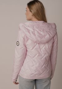 Born2be - Różowa Kurtka Pikowana z Nieodpinanym Kapturem i Aplikacją na Rękawie Endora. Okazja: na spacer, na co dzień. Kolor: różowy. Materiał: poliester, jeans. Wzór: aplikacja. Styl: casual, elegancki #2