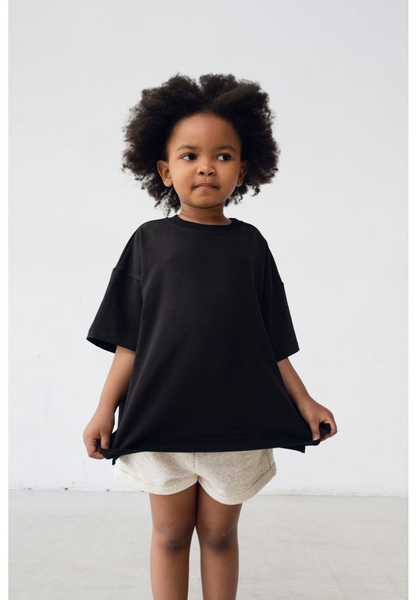 Marsala - MINI t-shirt oversize w kolorze TOTALLY BLACK - GOBI-80-86 (12-18). Kolor: czarny. Materiał: elastan, bawełna. Długość: krótkie. Styl: elegancki