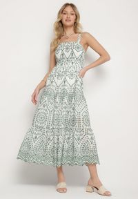 Born2be - Zielono-Biała Bawełniana Sukienka Ozdobiona Haftem Sadonique. Okazja: na co dzień. Kolor: zielony. Materiał: bawełna. Długość rękawa: na ramiączkach. Wzór: aplikacja, haft. Styl: elegancki, casual #1